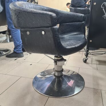 кресло барбершоп: Продается в связис обновлением кресло порихмахерские б/у состоянии
