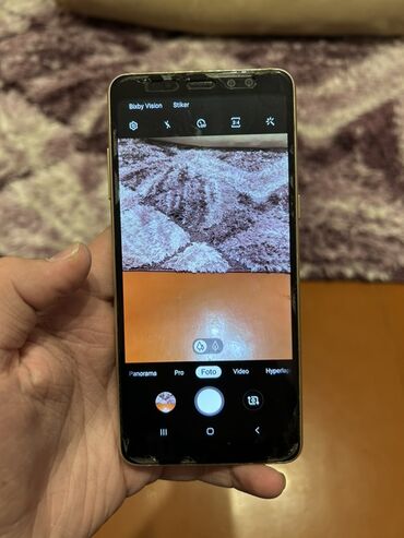 Digər mobil telefonlar: Smartfon – qızılı rəngdə Xüsusiyyətlər və dizayn: - Ekran: tam ön — 10