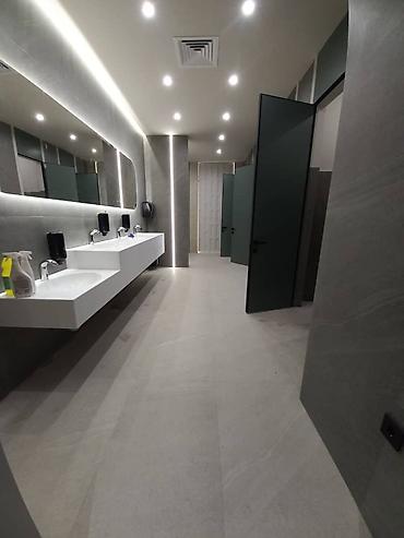 Монтаж и замена сантехники: Современное пространство общественного туалета, разработанное с учетом — 2