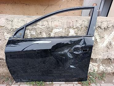Qara rəngli avtomobil qapısı satılır. Şəkildən göründüyü kimi qapı