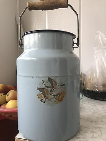 kompot: Emallı süd qabı – metal gövdəli, açıq boz rəngdə, üzərində uçan — 1