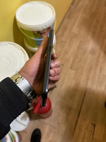 Digər mobil telefonlar: Smartfon – damcı formalı ön kamera çıxıntısı olan böyük ekranlı model — 4