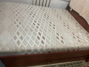 купить бу теннисный стол в бишкеке: Деревянная двухспальная кровать с матрасом и выдвижным ящиком для