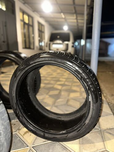 Təkərlər: Şin Bridgestone 275 / 35 / R 19 — 2