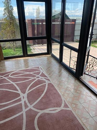 Посуточная аренда комнат: Теплый, светлый, просторный гостевой дом в г.Каракол - Спальня с — 1