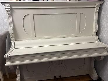 мини пианино: Ağ rəngdə klassik üslublu pianino – upright model. Korpus boydan‑boya — 1