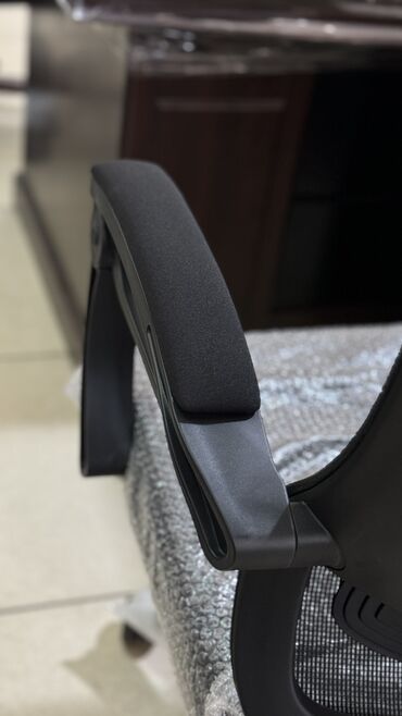 Офисные кресла: Офисное кресло с откидной спинкой и сетчатой обивкой обеспечивает — 13