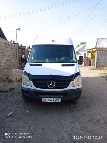 срочно продаю в связи с переездом: Белый фургон Mercedes-Benz Sprinter, предназначенный для перевозки