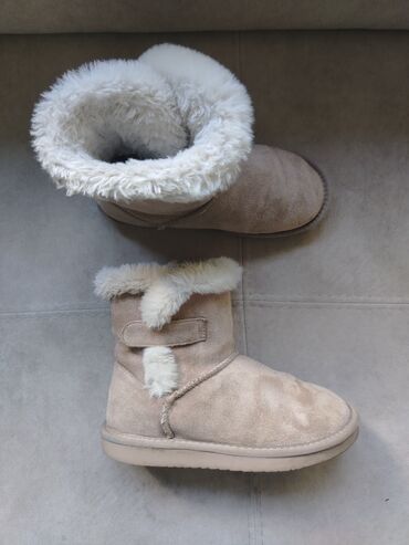 Ugg čizme: Prelepe čizme, kao ugg, malo nošene. Izuzetno tople, krzno mekano — 10