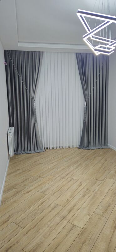 Parçalar: Ağ rəngli, nazik, şəffaf parçadır. Üzərində həndəsi naxışlar var — 22