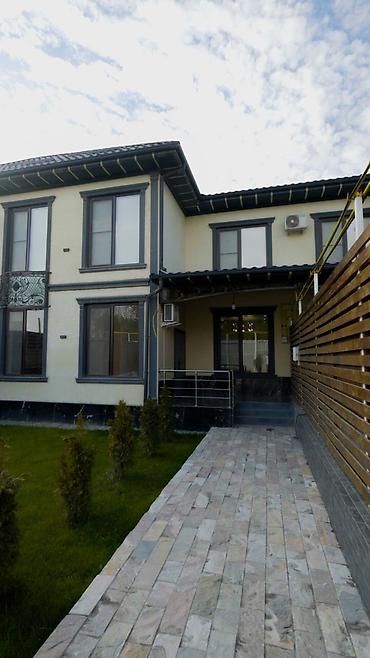 Посуточная аренда домов: Таунхаус с современным ремонтом и собственной придомовой территорией — 1