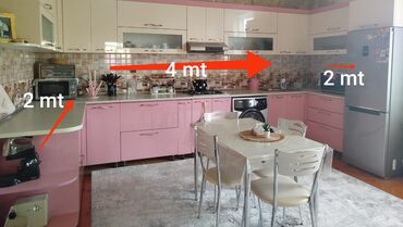 kuhna mebeli: Mətbəx mebeli cox səliqəli istifadə edilib üstündə qaz, moyka