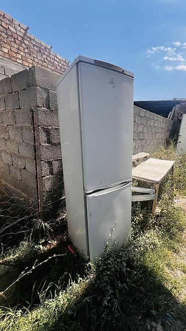 cd disk: Холодильник Indesit с нижней морозильной камерой.
Не работает — 2