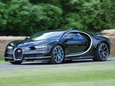 stitnik za vrata automobila: Sportski automobil Bugatti Chiron, elegantnog crnog eksterijera