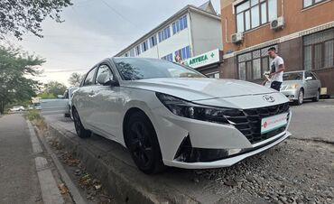электромобиль neta: Белый седан Hyundai Elantra с обновленным дизайном кузова и