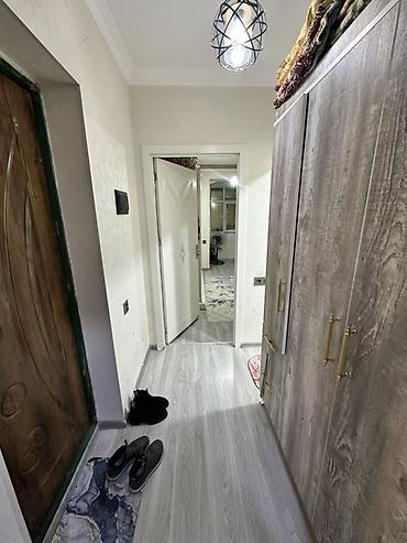 Köhnə tikili: 5 mərtəbəli daş binada mənzil. Geniş, işıqlı həyət, gecə — 6