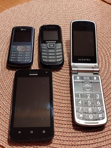 mobilni telefoni čačak: Set od nekoliko mobilnih telefona različitih marki, uključujući LG