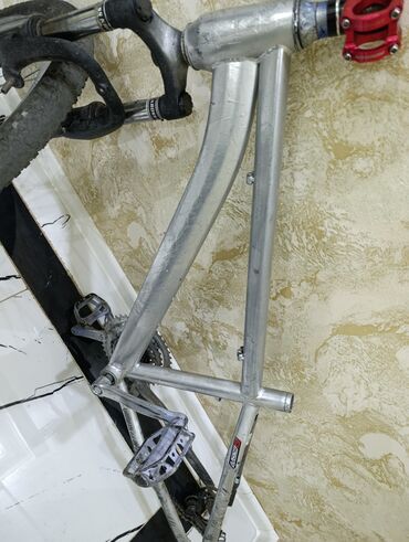 Velosiped ehtiyyat hissələri: Velosiped üçün ehtiyat hissələri və alətlər dəsti Tərkib: - — 6