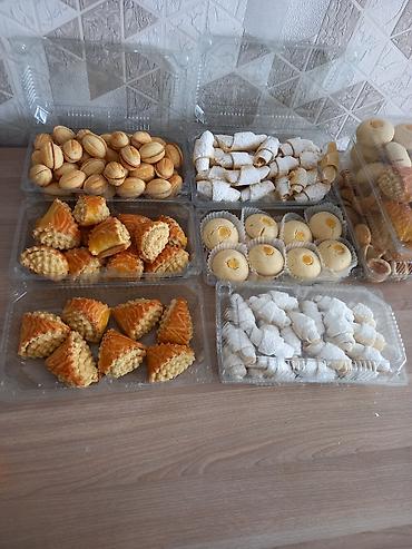 turk pastel destleri: Evdə hazırlanmış şirniyyat assortisi və tematik tort - Dəstəkli — 1
