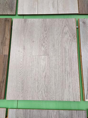 laminant: Açıq bozumtul ağac naxışlı döşəmə örtüyü (laminat/parket panelləri) - — 1