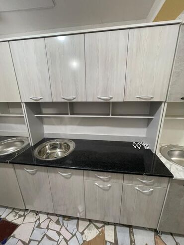 Кухонные гарнитуры: Кухонный гарнитур с отделкой под светлое дерево и столешницей из
