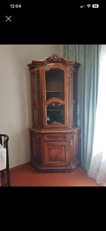 Künc vitrini – klassik üslubda, bərk ağacdan Rumıntya əla vəziyətdədi