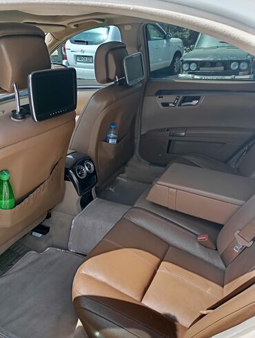 Mercedes-Benz: Ağ rəngdə olan Mercedes-Maybach sedanı. Avtomobil rahat və dəbdəbəli — 9