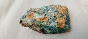 Kristali i minerali: Ovaj prirodni mineralni uzorak prikazuje kombinaciju boja, uključujući — 16