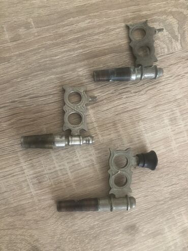 Yemək hazırlamaq üçün texnika: Bu, üç ədəd metal qapı tutacaq dəstidir. Hər bir tutacaq iki dairəvi