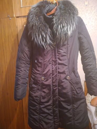 Пуховики и зимние куртки: Продаю женское зимнее пальто 46 размер