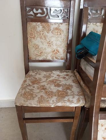 kafe stul: Taxta çərçivəli, yumşaq oturacaqlı və arxalı yemək otağı stulu. - — 1