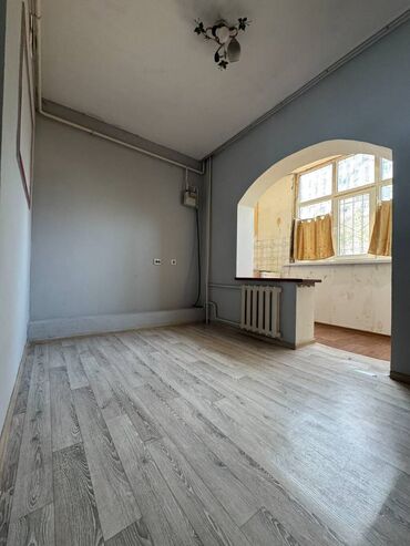 эмарк жибек жолу: 1 комната, 42 м², 106 серия, 1 этаж, Старый ремонт