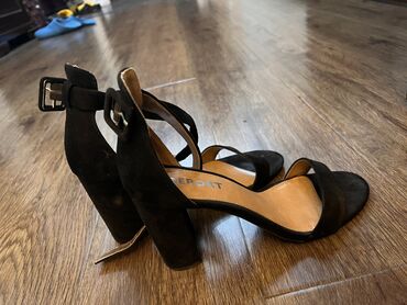 женские летние сандали: Сандали на каблучке 
Размер: 39
Цвет: чёрный 
Цена: 2000 сом