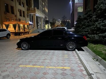 c class: Mercedes-Benz S‑Class (W221), черный седан бизнес‑класса. Особенности