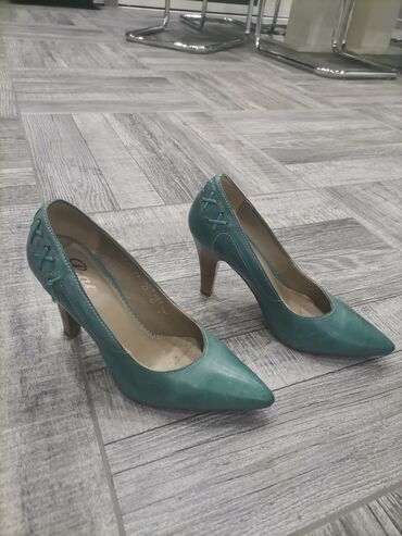 Shoes: Pumps, 36