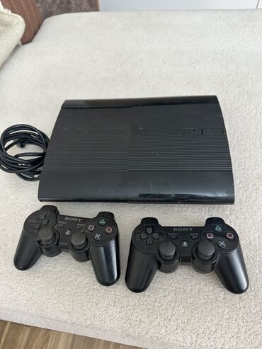 Xbox Series X: Bu, iki nəzarətçi ilə birlikdə "PlayStation 3" oyun konsoludur. Konsol