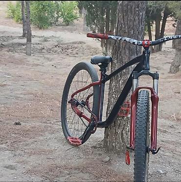 Dağ velosipedləri: 29” təkərli dağ üslubunda velosiped - Rəng: qara/qırmızı — 2