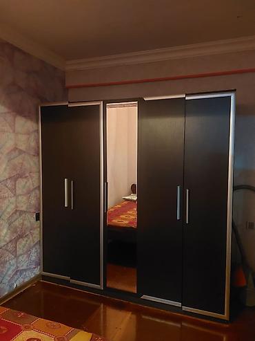 Mebel: 5 qapılı paltar dolabı, ortada tam boy güzgülü bölmə. Rəng