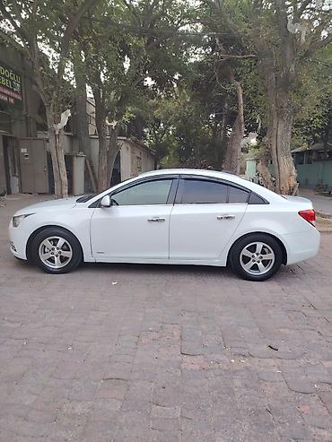 seat leon fr: Chevrolet Cruze sedan – ağ rəng Xüsusiyyətlər: - Korpusu: 4 qapılı — 3
