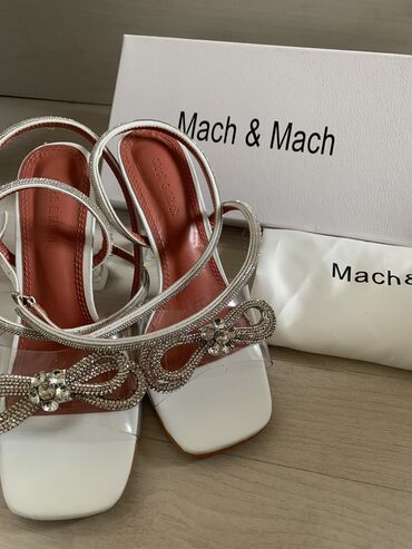 обувь белая: Maсh & mach 
Новый
39 размер
В комплекте коробка,пыльник