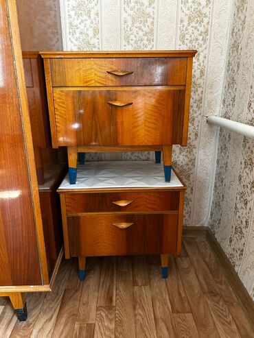 угловые прикроватные тумбочки: Керебеттин жанындагы тумба, Колдонулган, Күзгүсүз, түсү - Күрөң, Жыгач, Өзү алып кетүү