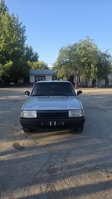 Digər avtomobillər: Model: Sedan, 4 qapı Rəng: Açıq gümüşü (iki tonlu panellərlə) — 1