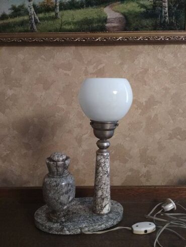 stolustu lampa: Mərmərdən qədimi stol lampası.
Sovet dövründən qalmadır