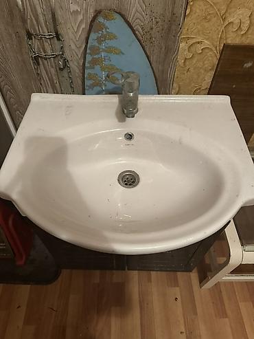 Hamam üçün dolablı rakovina dəsti - Üst hissə: keramik oval rakovina