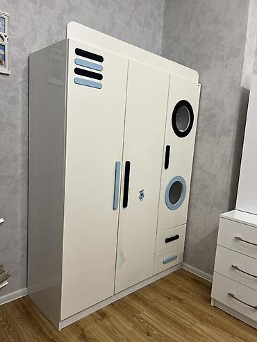 Ev və bağ: Uşaq/yeniyetmə otağı üçün üç qapılı dolab - Rəng: krem-ağ korpus — 1