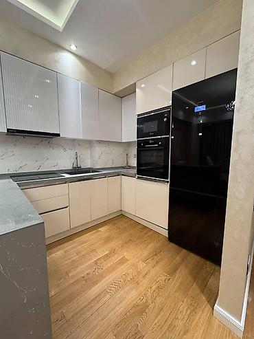 110: İcarəyə verilir 3 otaqlı yeni tikili 110 m², 28 May m. Kateqoriya — 5