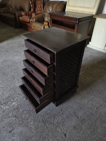 Stilske komode: Elegantna drvena komoda sa pet fioka, idealna za odlaganje raznih — 1