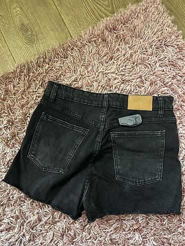 differente obuca: Crne teksas šorts pantalone sa visokim strukom. Klasičan petodžepni — 2