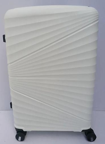 Putni koferi i torbe: === PART 1: TEXTUAL DESCRIPTION === Set od tri bela kofera sa tvrdim — 4