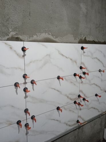 Другие стройуслуги: Услуги по укладке плитки для ванных комнат, кухонь и других помещений — 17